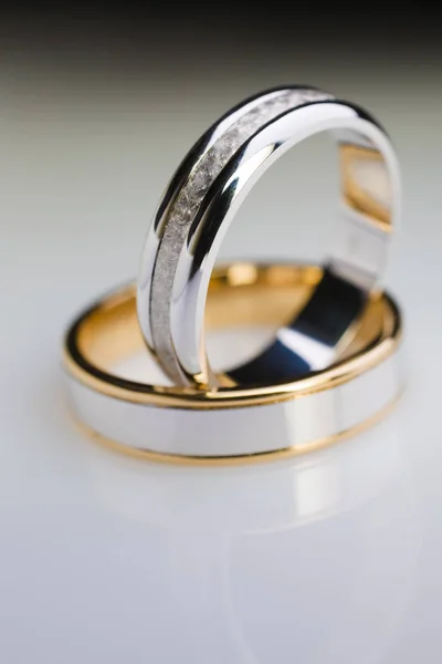 Két Fehér Arany Eljegyzési Gyűrű Fehér Fényvisszaverő Háttérrel — Stock Fotó
