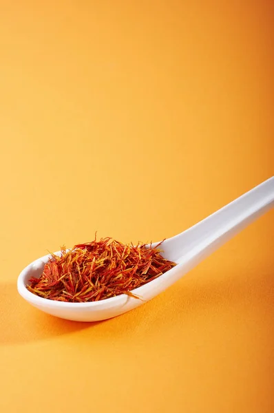Lžíce Sušeného Saffronu Oranžovém Pozadí — Stock fotografie