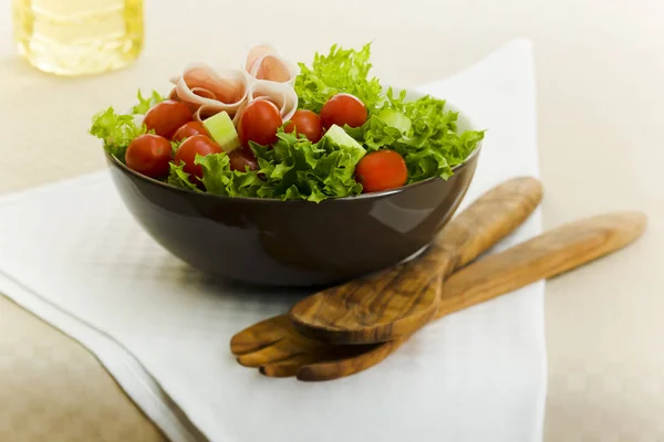 Salada Presunto Com Colher Madeira Mesa — Fotografia de Stock