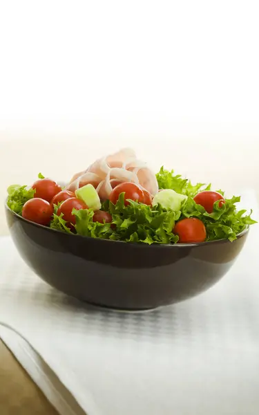 Salada Presunto Com Tomate Mesa — Fotografia de Stock