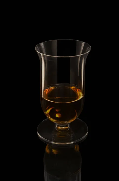 Vzácná Jednoduchá Sladová Whisky Elegantní Degustační Sklenici Černém Pozadí — Stock fotografie