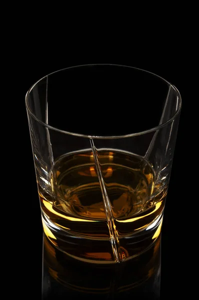 Whisky Single Malt Rare Dans Verre Élégant Sur Fond Noir — Photo