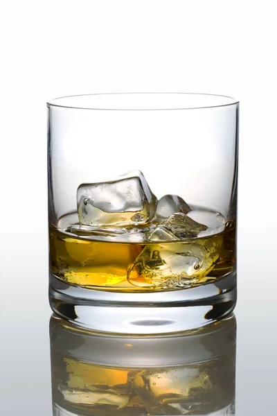 Frontansicht Von Scotch Glas Auf Weißem Reflektierendem Hintergrund — Stockfoto