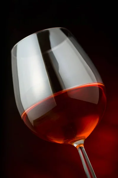 Kırmızı Şarap Kadehi Koyu Bir Arkaplanda — Stok fotoğraf
