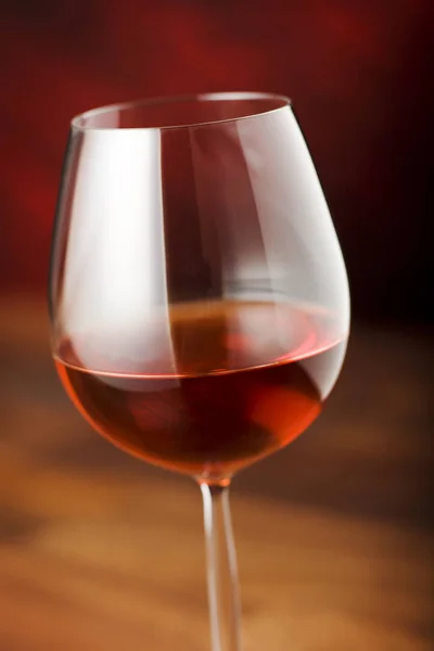 暗めの背景に赤ワイングラス — ストック写真