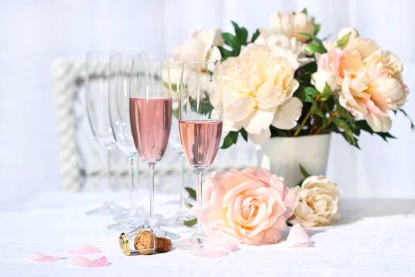 Due Bicchieri Pieni Champagne Rosa Con Fiori — Foto Stock