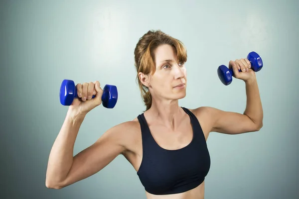 Mujer Bastante Atlética Haciendo Ejercicio Con Pesas — Foto de Stock