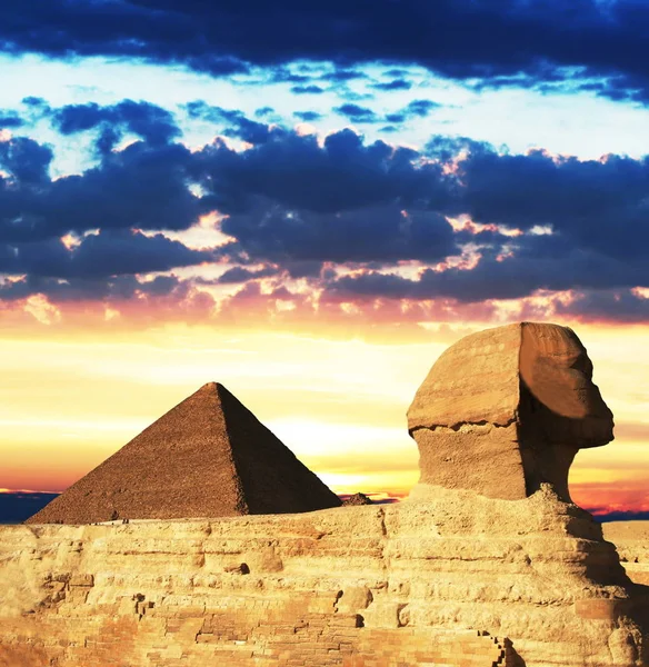 Esfinge Egipcia Pirámide Atardecer — Foto de Stock
