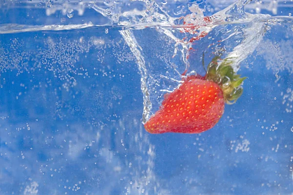 Eine Saftige Rote Erdbeere Die Ins Wasser Fällt — Stockfoto