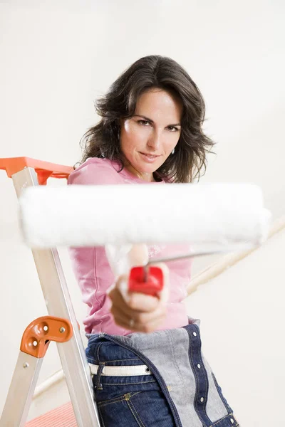 Jovem Mulher Sentada Escada Segurando Rolo Pintura — Fotografia de Stock