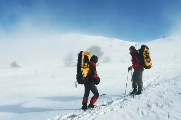 Backpacker Montanha Inverno — Fotografia de Stock