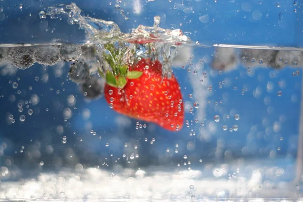 Saftige Rote Erdbeeren Und Blaubeeren Tauchen Sprudelndes Wasser Geringe Tiefenschärfe — Stockfoto