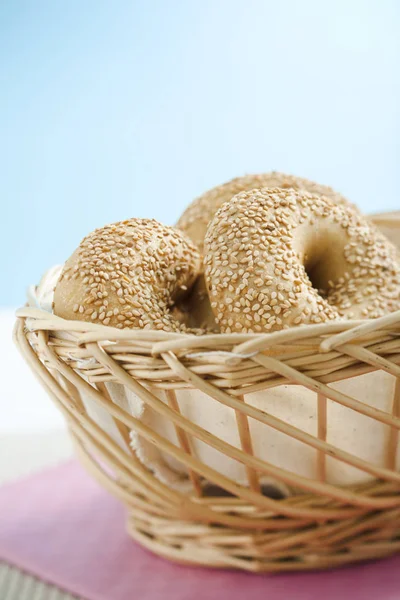 Bagels Petit Déjeuner Sur Table Cuisine Sur Fond Bleu — Photo