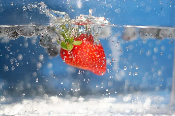 Saftige Rote Erdbeeren Und Blaubeeren Tauchen Sprudelndes Wasser Geringe Tiefenschärfe — Stockfoto
