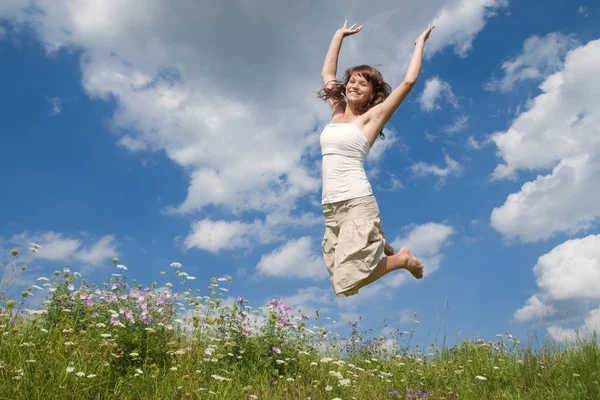 Mujer Joven Saltando Campo —  Fotos de Stock
