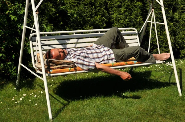 Человек Лежит Траве Парке — стоковое фото