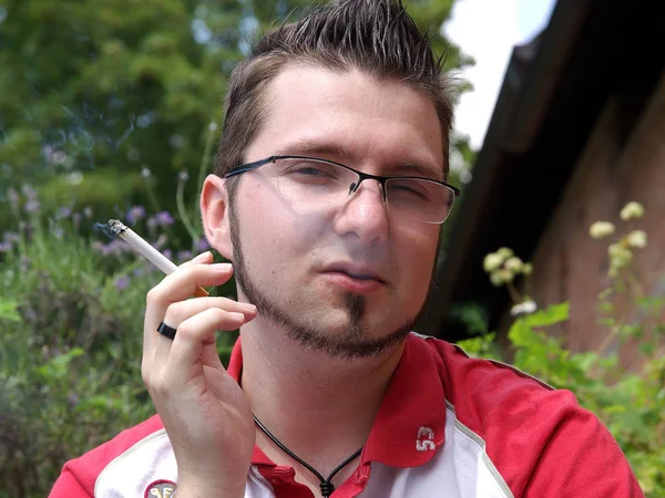 在公园抽烟的男人 — 图库照片