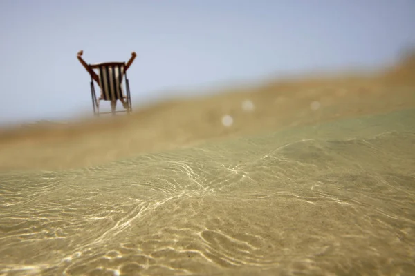 Una Bella Donna Seduta Sulla Spiaggia Con Una Tavola Surf — Foto Stock