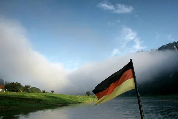 Вид Немецкого Флага Горы Облака Небе — стоковое фото