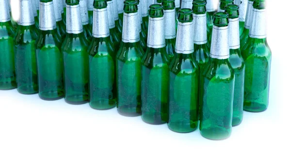 Garrafas Cerveja Uma Fileira Fundo Branco — Fotografia de Stock
