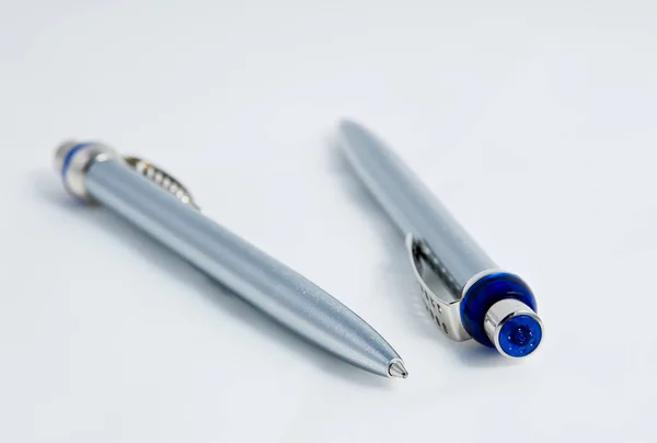 Kugelschreiber Und Kugelschreiber Auf Weißem Hintergrund — Stockfoto