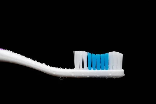 Horizontální Detailní Záběr Ručního Zubního Kartáčku Kapkami Vody Černém Hřbetě — Stock fotografie