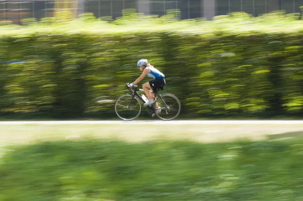 Hombre Montando Una Bicicleta Parque — Foto de Stock