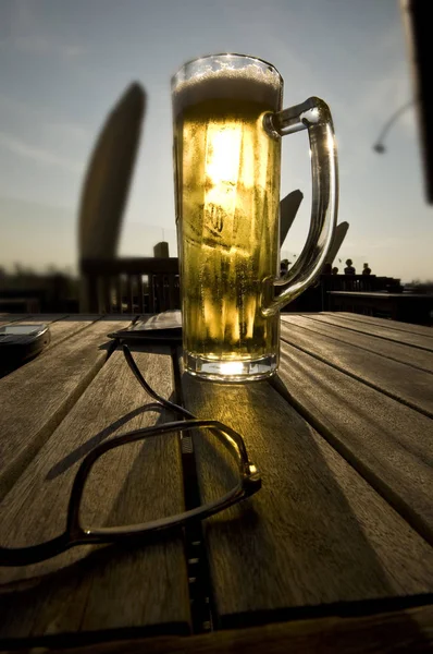 Copos Cerveja Mesa — Fotografia de Stock