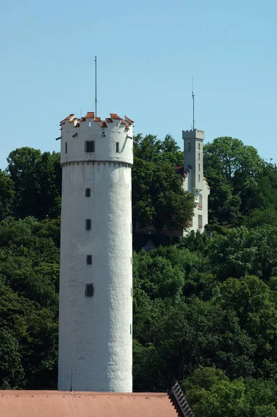Wysoko Nad Miastem Wznosi Się Doskonałej Bieli Godło Ravensburga Worek — Zdjęcie stockowe