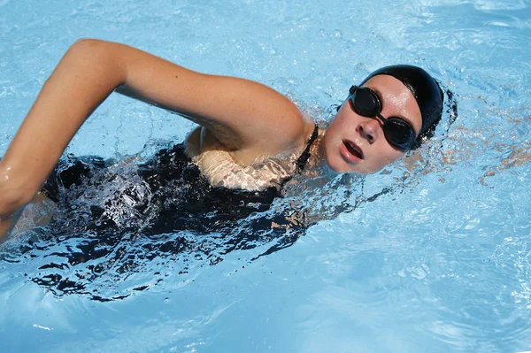 Junge Frau Schwimmbad — Stockfoto