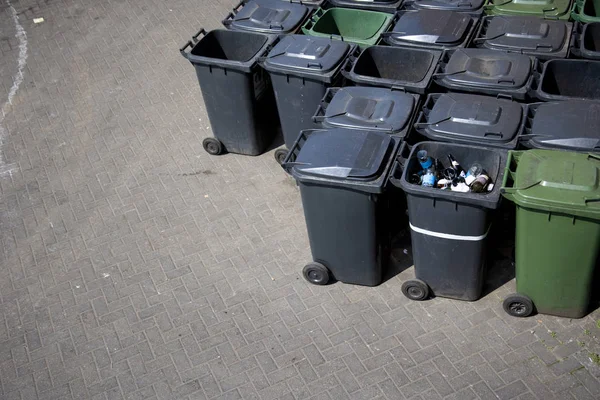 街上的垃圾箱 — 图库照片
