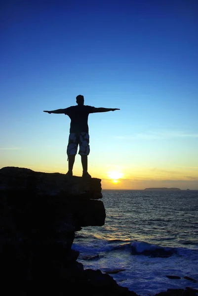 Jovem Olhando Para Pôr Sol — Fotografia de Stock