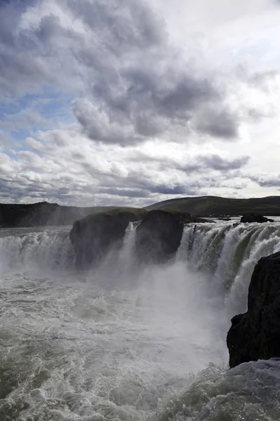 Vacker Utsikt Över Majestätiskt Landskap Med Vattenfall — Stockfoto