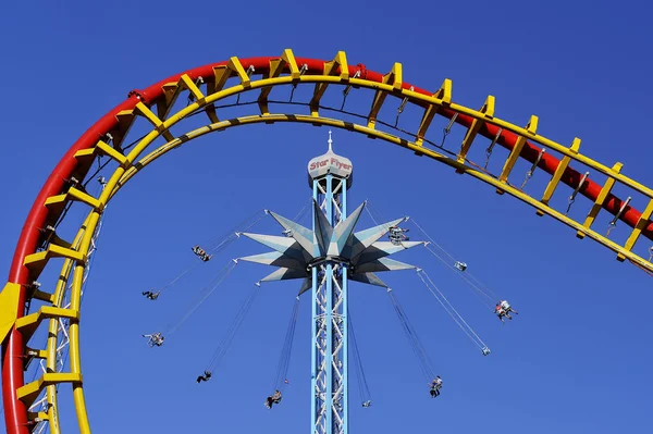 Attrazione Nel Moderno Parco Divertimenti — Foto Stock