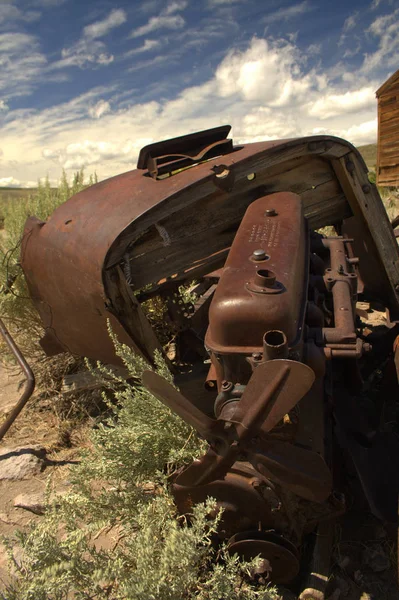 Vecchia Auto Arrugginita Nel Parco — Foto Stock