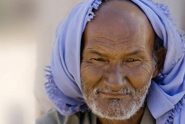 Portré Egy Idős Emberről Fejkendőben — Stock Fotó