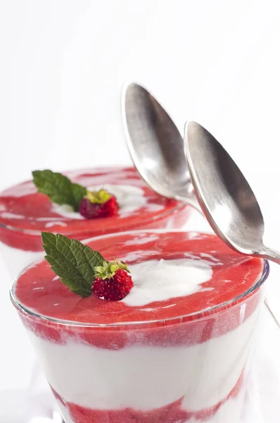 Erdbeerquark Nebo Jahodový Jogurt Skle Vrstvami Jahodové Omáčky — Stock fotografie