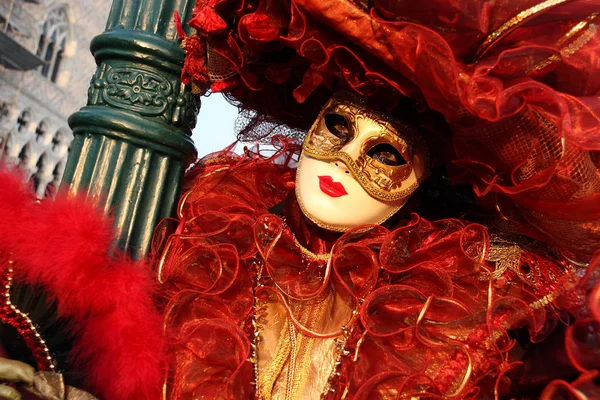Venedik Sarayının Arka Planında Karnaval Maskesi Maskeleri Var — Stok fotoğraf