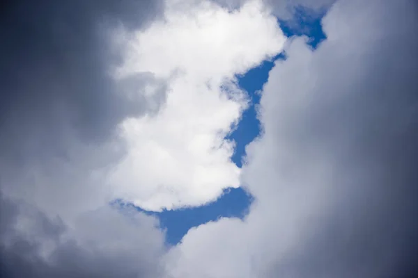 구름이 하늘을 뒤덮고 — 스톡 사진