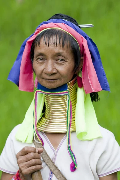 Porträt Einer Frau Mit Langem Hals — Stockfoto