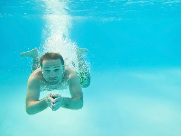 Homem Nadando Debaixo Água Piscina — Fotografia de Stock