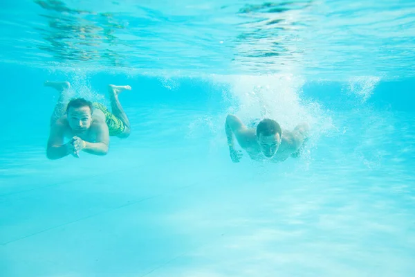 Zwei Männer Schwimmen Gemeinsam Unter Wasser — Stockfoto