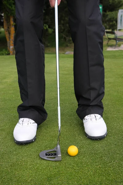 田里高尔夫球手的截击镜头 — 图库照片