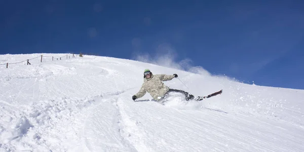 Homem Saltando Neve Pista Esqui — Fotografia de Stock