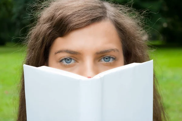 Portret Van Aantrekkelijke Vrouw Poseren — Stockfoto