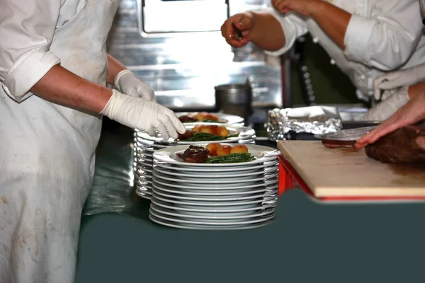 Cuochi Nella Preparazione Decorazione Degli Alimenti — Foto Stock