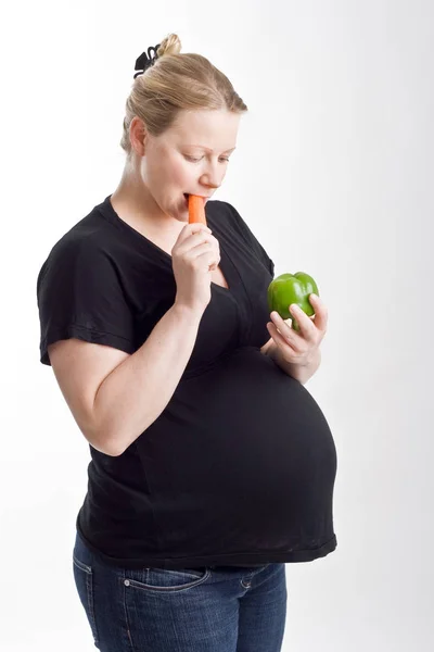 Mujer Embarazada Sosteniendo Una Manzana Comiendo Zanahoria — Foto de Stock