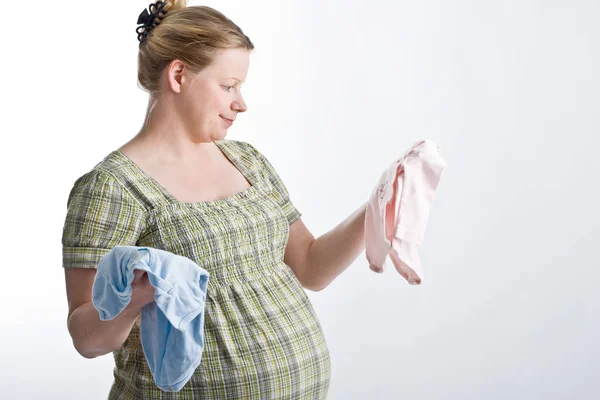 Ung Kvinna Förkläde Håller Tvättbräda Med Rengöringsmedel Isolerad Vit — Stockfoto