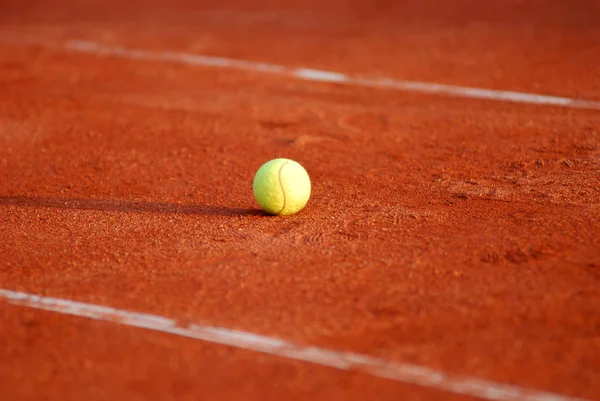 Tennisball Auf Rotem Platz — Stockfoto