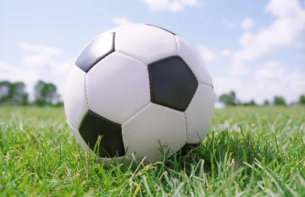 Piłka Nożna Boisku Błękitnym Niebem — Zdjęcie stockowe